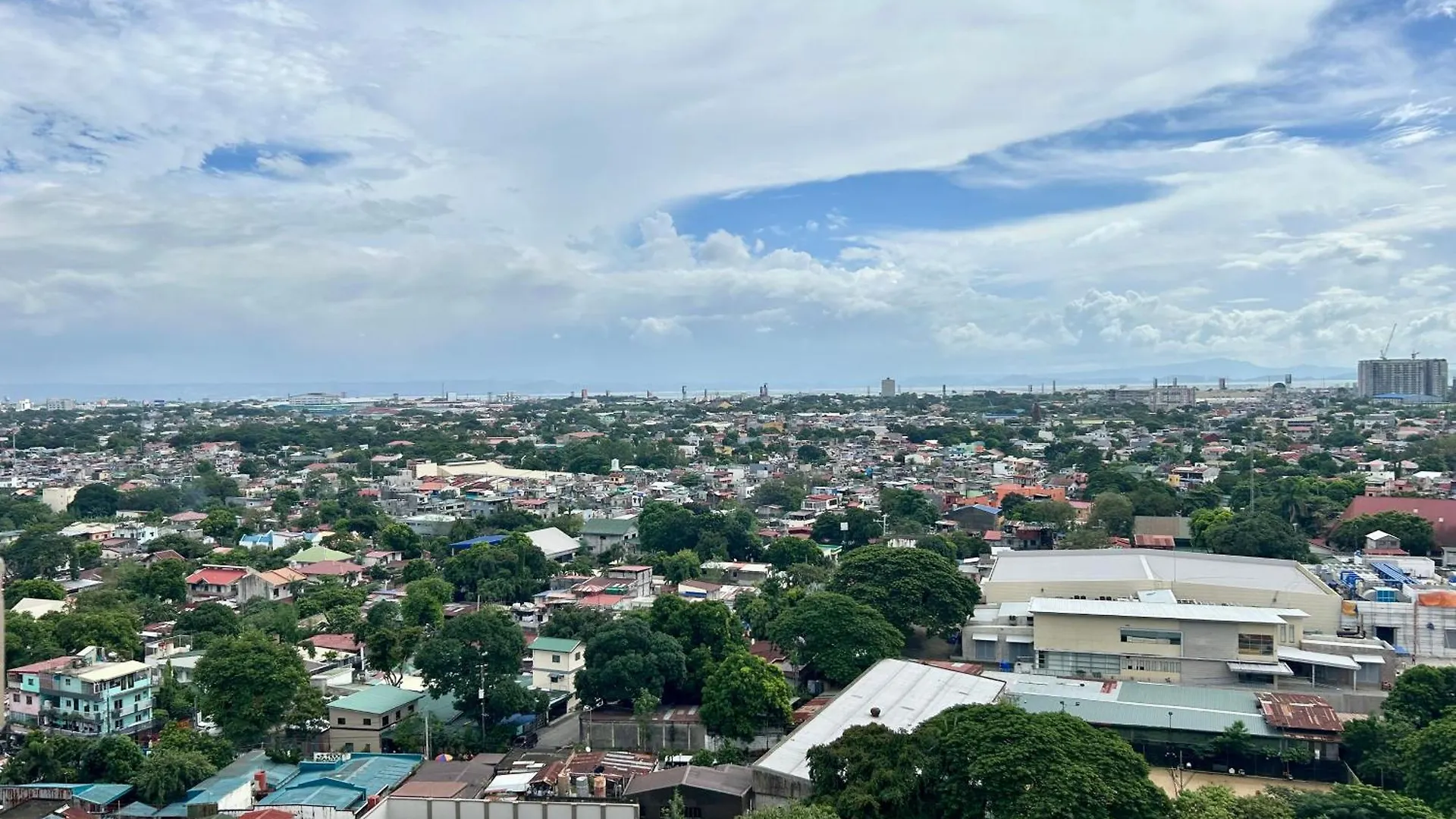 The Atherton Paranaque City Aparthotel
